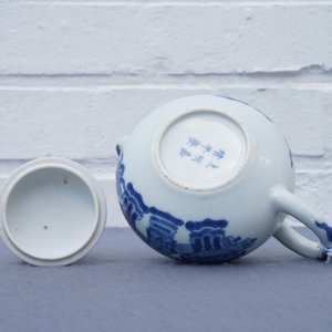 Een Chinese blauw-witte theepot met decor van kostbaarheden, Jiajing merk, Kangxi — foto 13