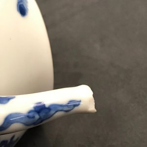 Een Chinese blauw-witte theepot met decor van kostbaarheden, Jiajing merk, Kangxi — foto 15