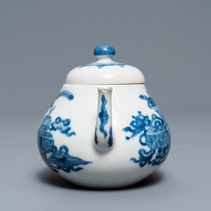Een Chinese blauw-witte theepot met decor van kostbaarheden, Jiajing merk, Kangxi — foto 3