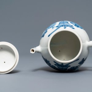 Een Chinese blauw-witte theepot met decor van kostbaarheden, Jiajing merk, Kangxi — foto 6
