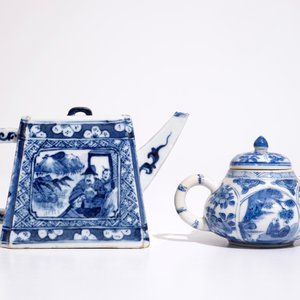 Een Chinese blauw-witte theepot met deksel, 19e eeuw en een Chinese blauw-witte theepot met deksel, Kangxi — foto 4