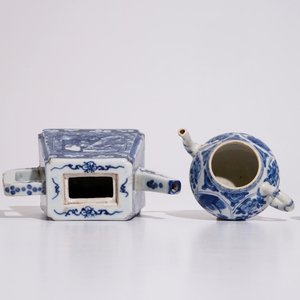 Een Chinese blauw-witte theepot met deksel, 19e eeuw en een Chinese blauw-witte theepot met deksel, Kangxi — foto 6