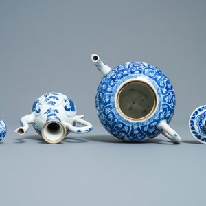 Een Chinese blauw-witte theepot met deksel en een dekselkan, Kangxi — foto 6