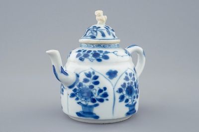 Een Chinese blauw-witte theepot met deksel in lotusvorm, Kangxi