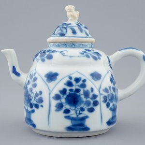 Een Chinese blauw-witte theepot met deksel in lotusvorm, Kangxi — foto 2