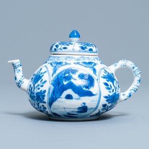 Een Chinese blauw-witte theepot met deksel in zacht porselein, Kangxi — foto 2