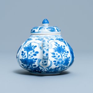 Een Chinese blauw-witte theepot met deksel in zacht porselein, Kangxi — foto 3