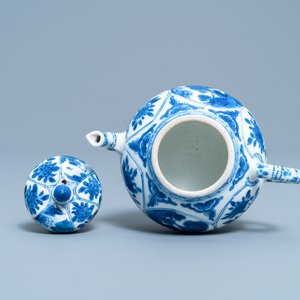 Een Chinese blauw-witte theepot met deksel in zacht porselein, Kangxi — foto 6
