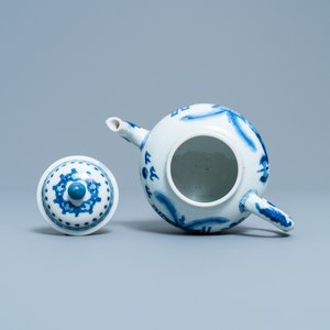 Een Chinese blauw-witte theepot met deksel, Jiajing merk, Kangxi — foto 7
