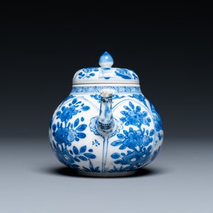 Een Chinese blauw-witte theepot met deksel, Kangxi — foto 3