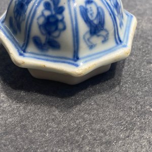 Een Chinese blauw-witte theepot met deksel, Kangxi — foto 14