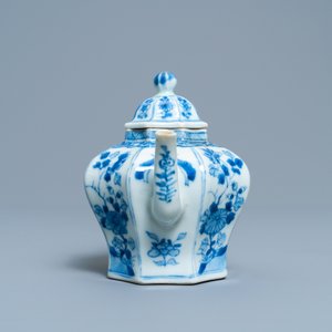 Een Chinese blauw-witte theepot met deksel, Kangxi — foto 5