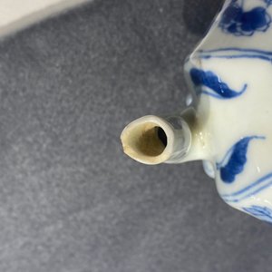 Een Chinese blauw-witte theepot met deksel, Kangxi — foto 10
