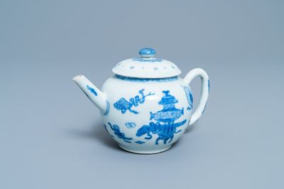 Een Chinese blauw-witte theepot met deksel, Kangxi
