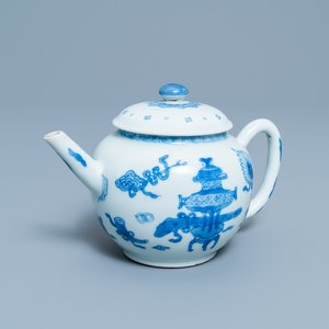 Een Chinese blauw-witte theepot met deksel, Kangxi — foto 1