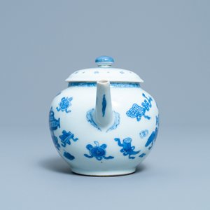 Een Chinese blauw-witte theepot met deksel, Kangxi — foto 5