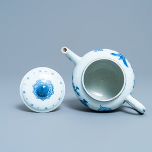 Een Chinese blauw-witte theepot met deksel, Kangxi — foto 6