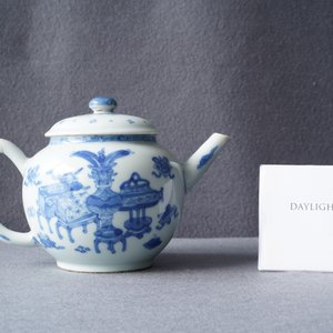 Een Chinese blauw-witte theepot met deksel, Kangxi — foto 9