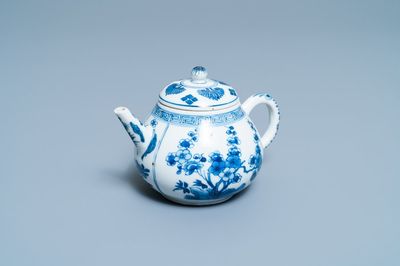 Een Chinese blauw-witte theepot met deksel, Kangxi