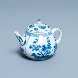 Een Chinese blauw-witte theepot met deksel, Kangxi — foto 1