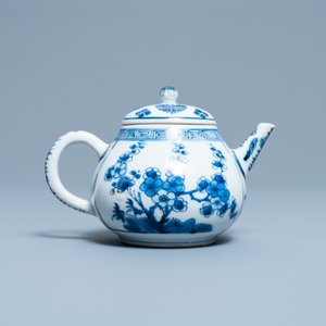 Een Chinese blauw-witte theepot met deksel, Kangxi — foto 4