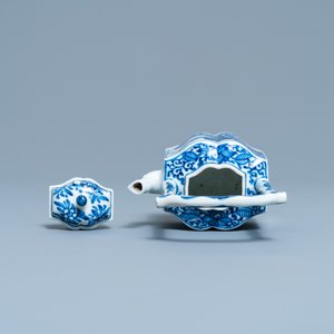 Een Chinese blauw-witte theepot met deksel, Kangxi — foto 6
