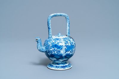 Een Chinese blauw-witte theepot met deksel, Kangxi