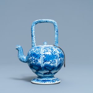 Een Chinese blauw-witte theepot met deksel, Kangxi — foto 3