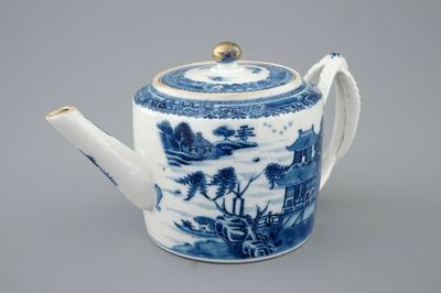 Een Chinese blauw-witte theepot met deksel, Qianlong, 18e eeuw