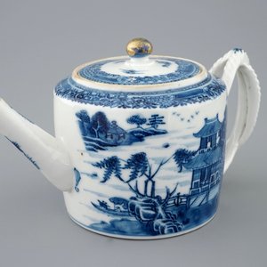 Een Chinese blauw-witte theepot met deksel, Qianlong, 18e eeuw — foto 1