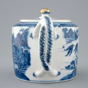 Een Chinese blauw-witte theepot met deksel, Qianlong, 18e eeuw — foto 5