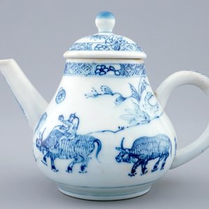 Een Chinese blauw-witte theepot met deksel, Yongzheng/Qianlong — foto 2