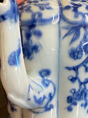 Een Chinese blauw-witte theepot met een feniksvormige tuit, Kangxi — foto 10