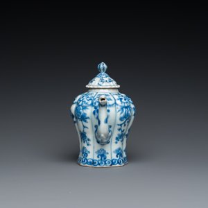 Een Chinese blauw-witte theepot met een feniksvormige tuit, Kangxi — foto 5