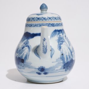 Een Chinese blauw-witte theepot met een fijn landschap, Yongzheng/Qianlong — foto 2