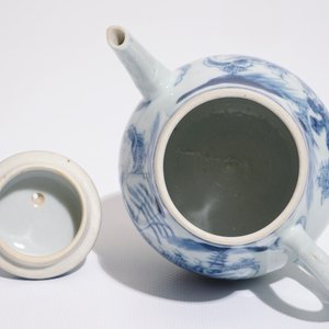 Een Chinese blauw-witte theepot met een fijn landschap, Yongzheng/Qianlong — foto 5