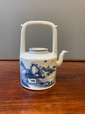 Een Chinese blauw-witte theepot met een fraai landschap, Chenghua merk, Kangxi — foto 3