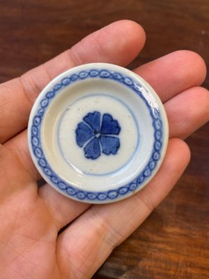 Een Chinese blauw-witte theepot met een fraai landschap, Chenghua merk, Kangxi — foto 10