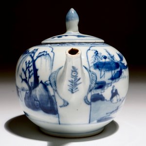 Een Chinese blauw-witte theepot met een wijze op een ezel, Kangxi — foto 3
