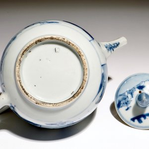 Een Chinese blauw-witte theepot met een wijze op een ezel, Kangxi — foto 7