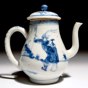 Een Chinese blauw-witte theepot met figurendecor, Yongzheng — foto 3