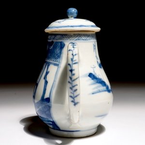 Een Chinese blauw-witte theepot met figurendecor, Yongzheng — foto 4