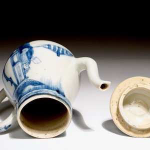 Een Chinese blauw-witte theepot met figurendecor, Yongzheng — foto 5