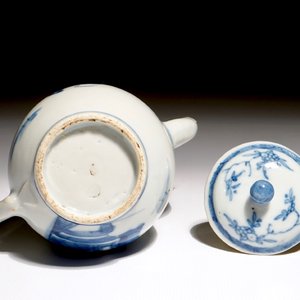 Een Chinese blauw-witte theepot met figurendecor, Yongzheng — foto 6