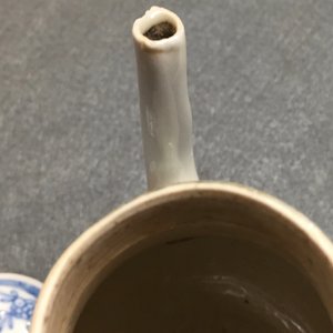 Een Chinese blauw-witte theepot met figurendecor, Yongzheng — foto 9