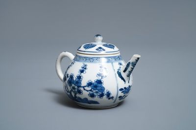 Een Chinese blauw-witte theepot met floraal decor, Kangxi