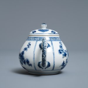 Een Chinese blauw-witte theepot met floraal decor, Kangxi — foto 5