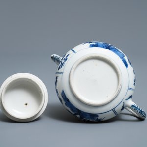 Een Chinese blauw-witte theepot met floraal decor, Kangxi — foto 7