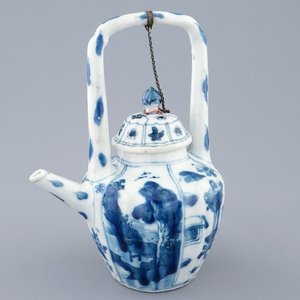 Een Chinese blauw-witte theepot met hoog handvat, Kangxi — foto 1
