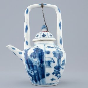 Een Chinese blauw-witte theepot met hoog handvat, Kangxi — foto 2